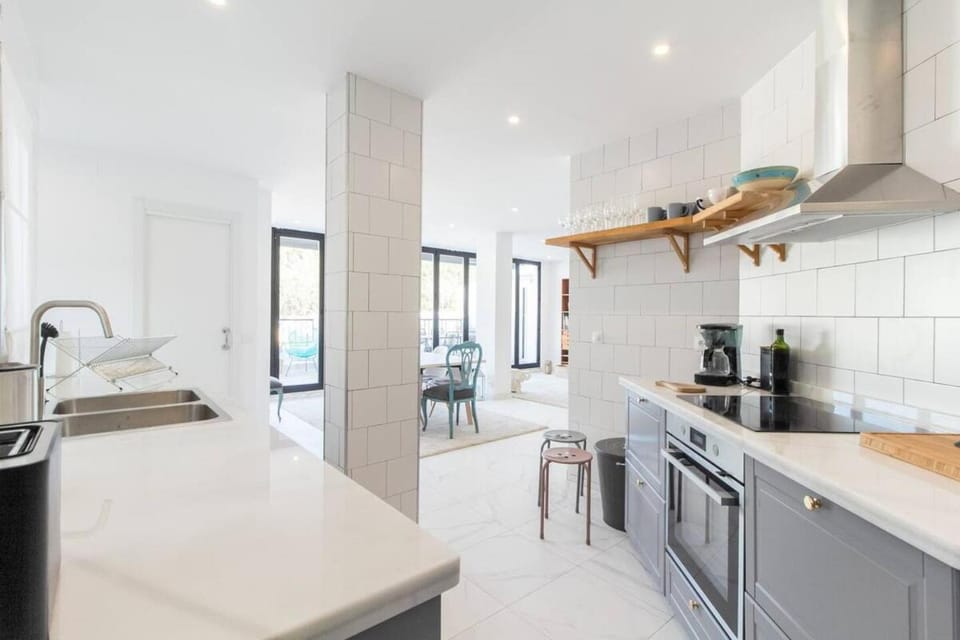 Kitchen or kitchenette, oven