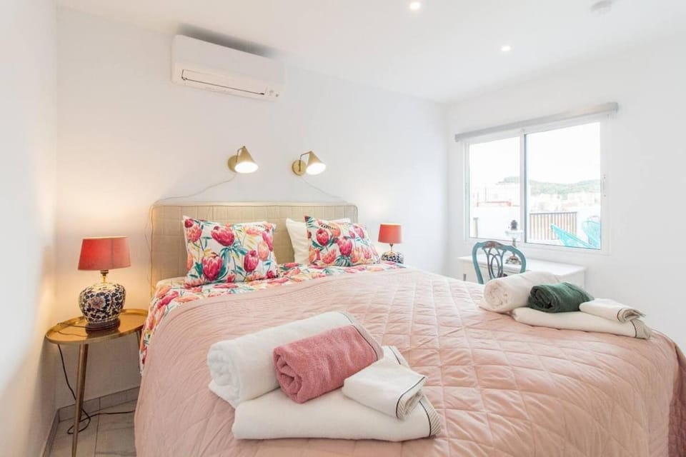 Bed, Photo of the whole room, Bedroom, air conditioner