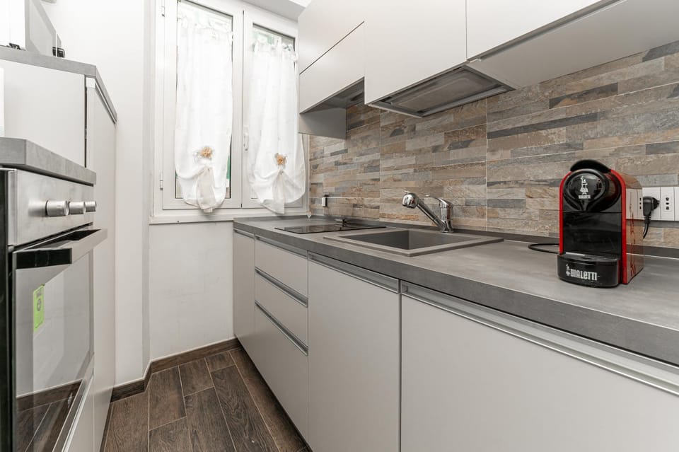 Coffee/tea facilities, Kitchen or kitchenette, stove