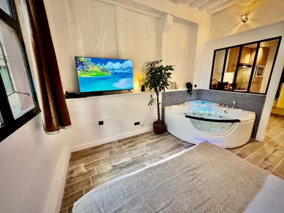 Le Spa Corneille - Jacuzzi, Sauna & Parking par Rouen Atypique Apartment in Rouen