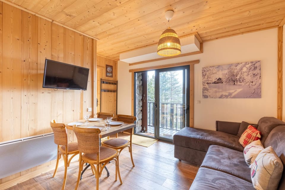 Communal lounge/ TV room, TV and multimedia, Living room, Dining area