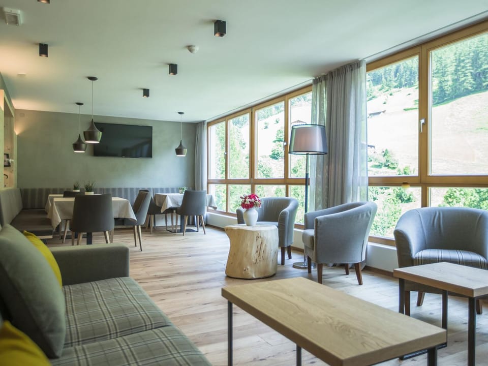 Communal lounge/ TV room, Lobby or reception, Lounge or bar