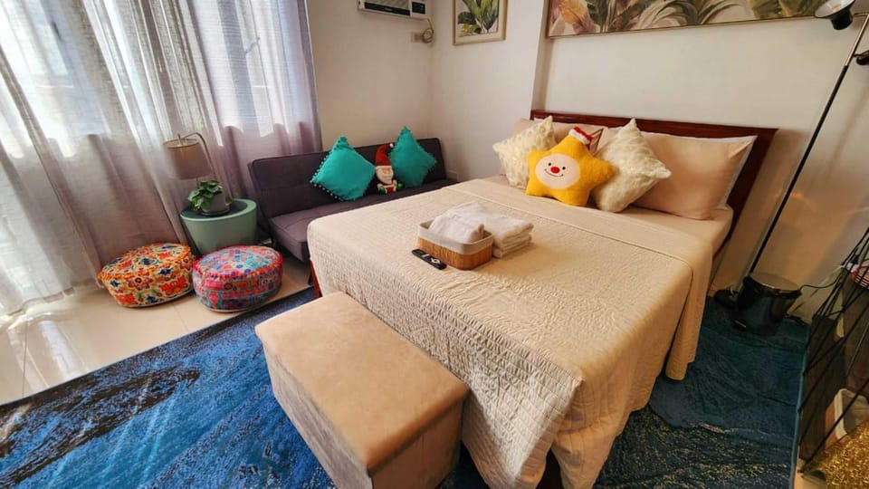 Bed, Seating area
