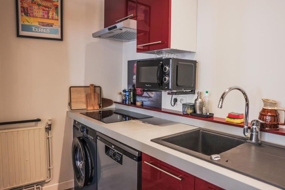 Coffee/tea facilities, Kitchen or kitchenette, dishwasher, oven, stove, toaster