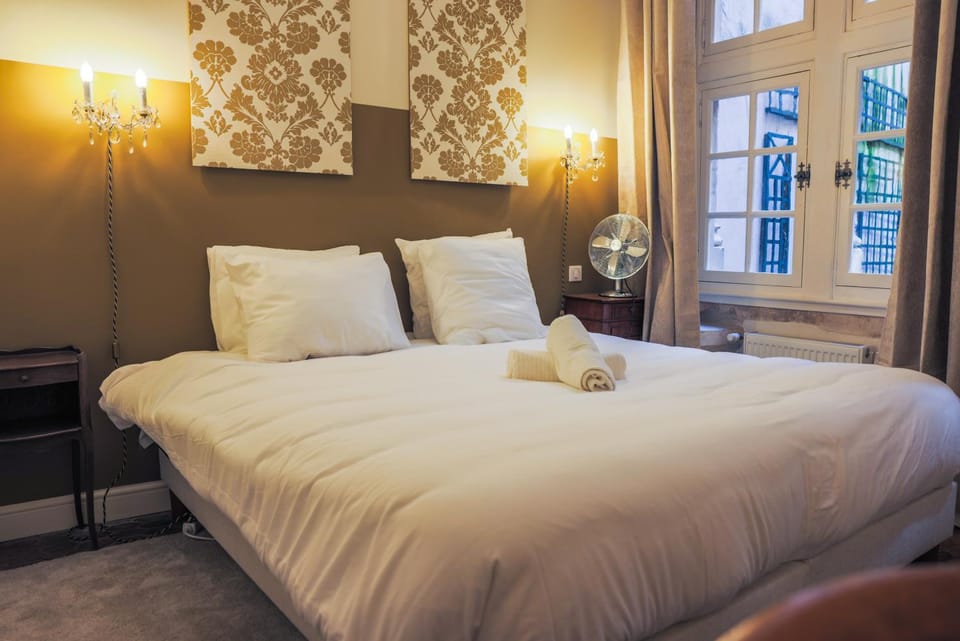 Bed, Photo of the whole room, Bedroom, towels