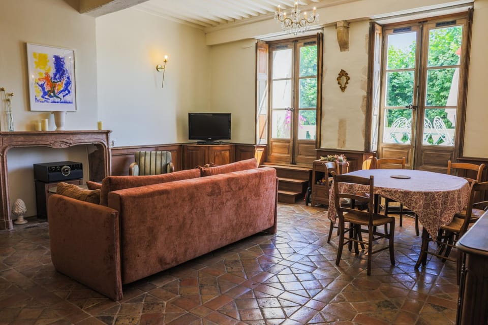 TV and multimedia, Living room, Seating area, Dining area