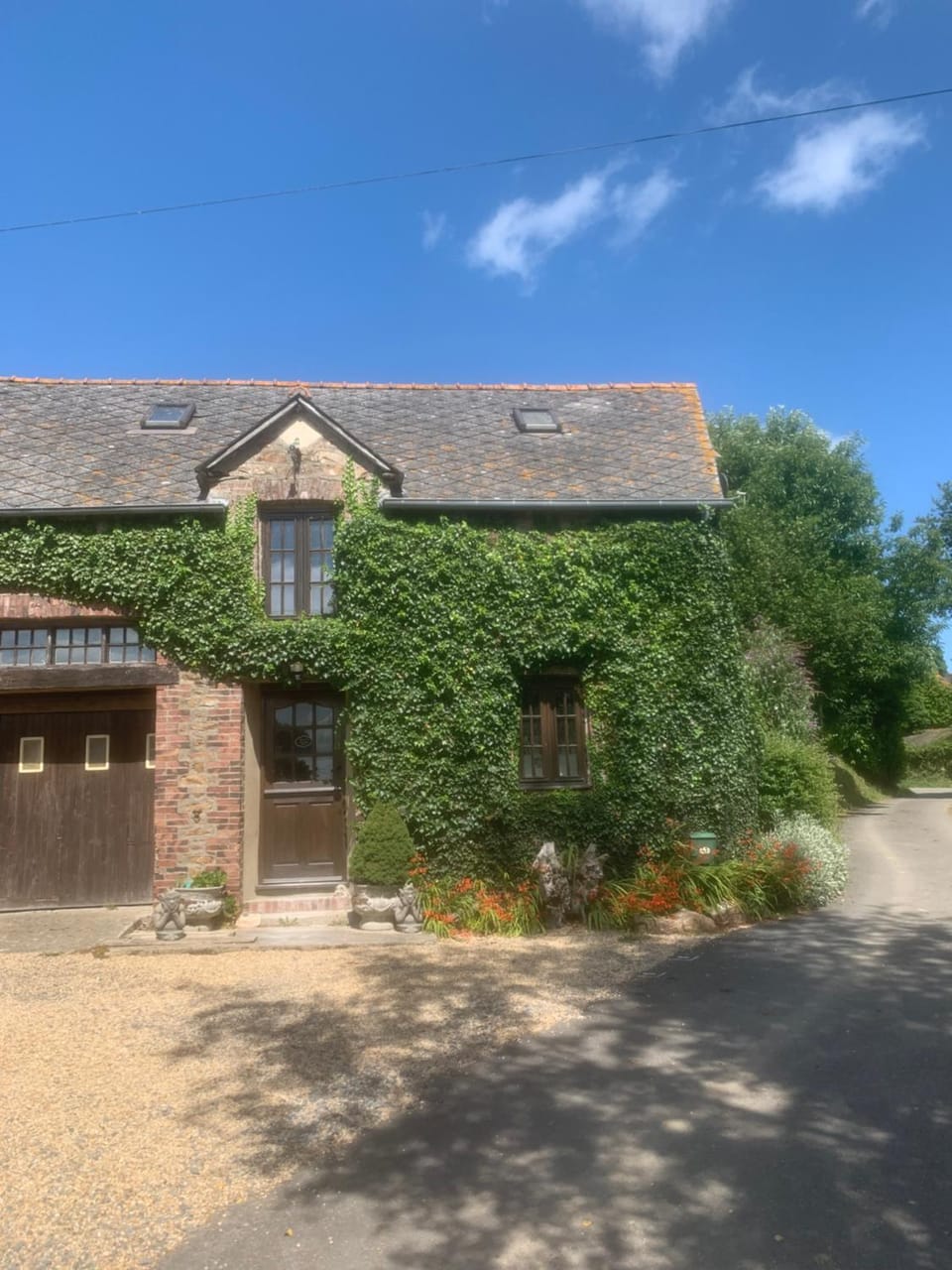 Countryside Retreat in Brittany 2 Bedrooms Sleeps 4 Heated Swimming Pool Free Wifi Apartment in Brittany