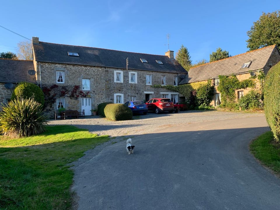 Countryside Retreat in Brittany 2 Bedrooms Sleeps 4 Heated Swimming Pool Free Wifi Apartment in Brittany