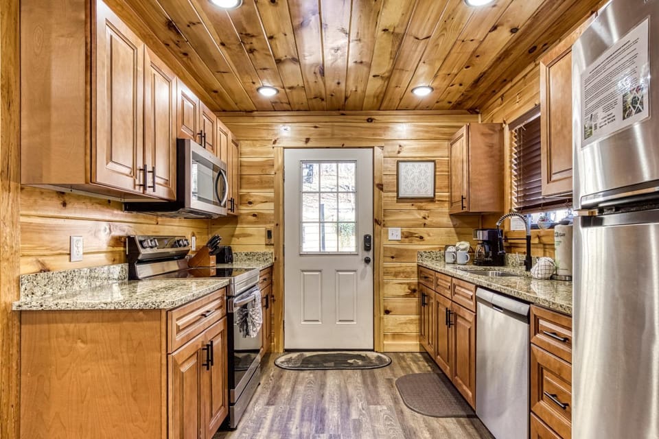 Hidden Haven, Hot Tub, FREE Attraction tickets for each paid day, Hot Tub, Game Room, WIFI!!! Chalet in Pigeon Forge