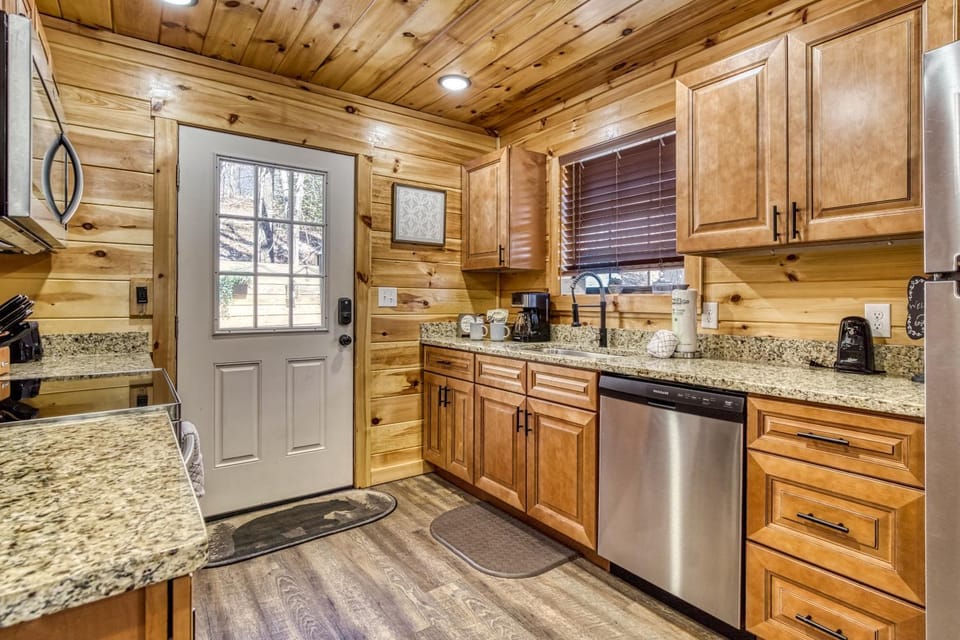 Hidden Haven, Hot Tub, FREE Attraction tickets for each paid day, Hot Tub, Game Room, WIFI!!! Chalet in Pigeon Forge