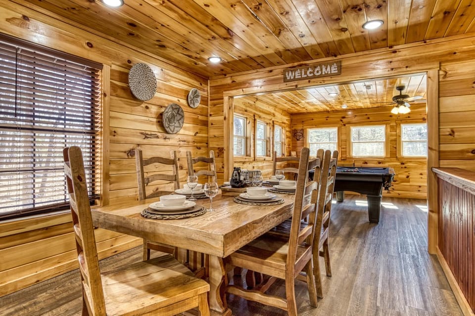 Hidden Haven, Hot Tub, FREE Attraction tickets for each paid day, Hot Tub, Game Room, WIFI!!! Chalet in Pigeon Forge
