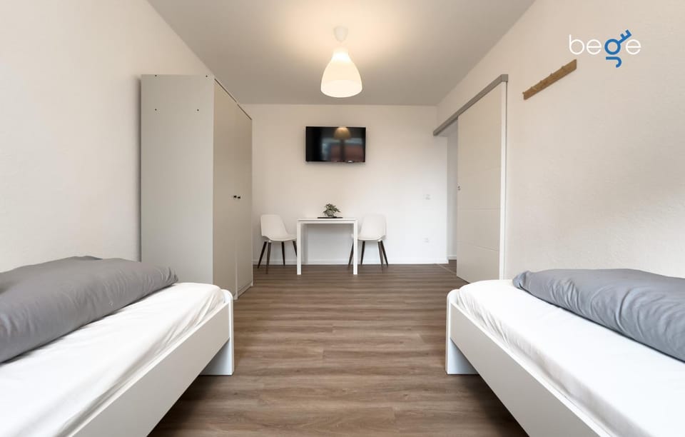 Bed, TV and multimedia, Photo of the whole room, Seating area, Bedroom