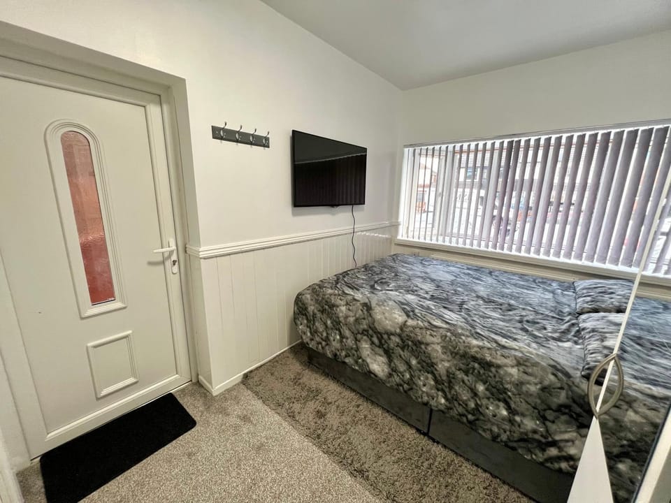 Lovely Double Room with En Suite and separate private entrance Accommodation for 1 Person only Bed and Breakfast in Metropolitan Borough of Solihull