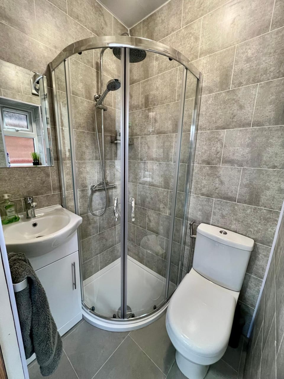 Lovely Double Room with En Suite and separate private entrance Accommodation for 1 Person only Bed and Breakfast in Metropolitan Borough of Solihull