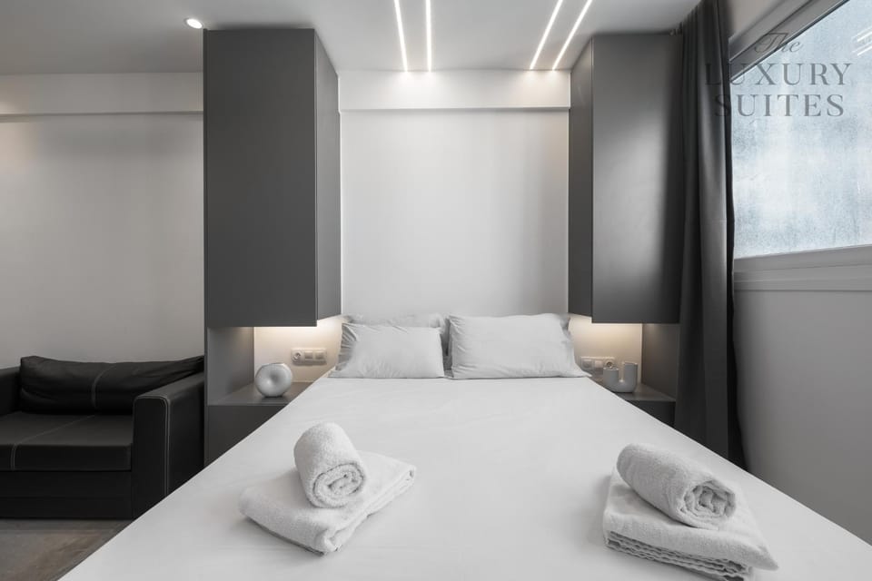 Bed, Photo of the whole room, towels