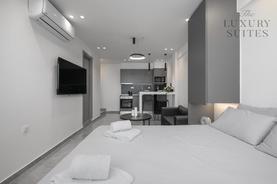 Bed, TV and multimedia, Living room, Photo of the whole room, Seating area, towels, air conditioner