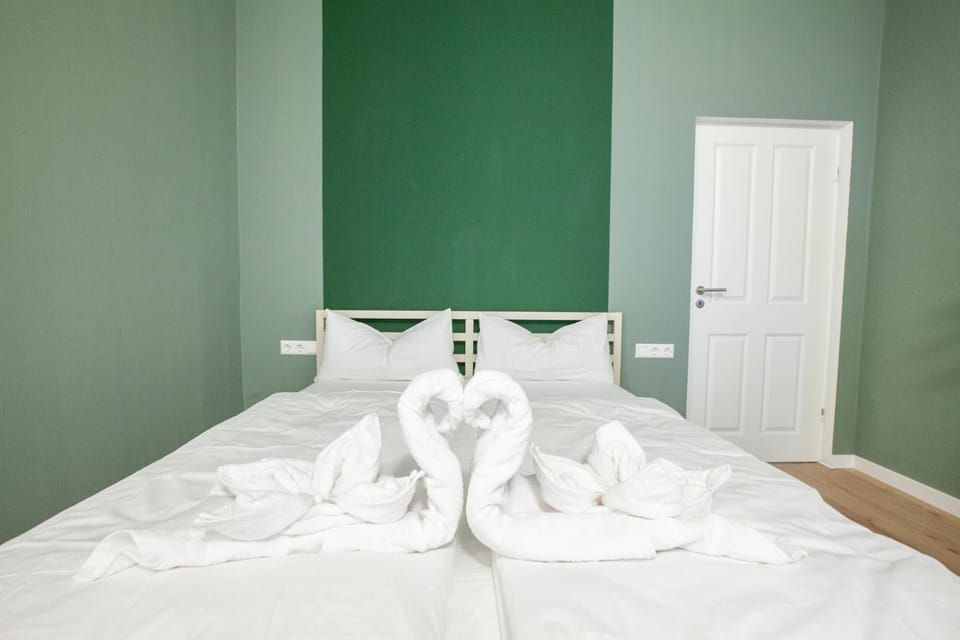 Bed, Bedroom, towels