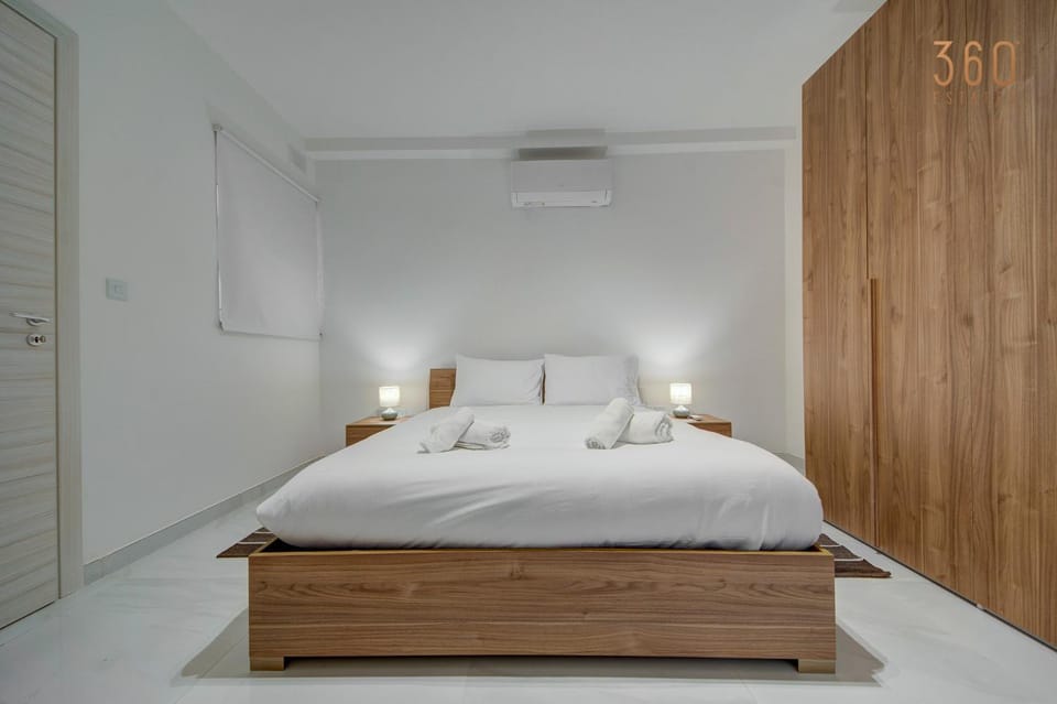 Bed, Photo of the whole room, Bedroom, towels, wardrobe