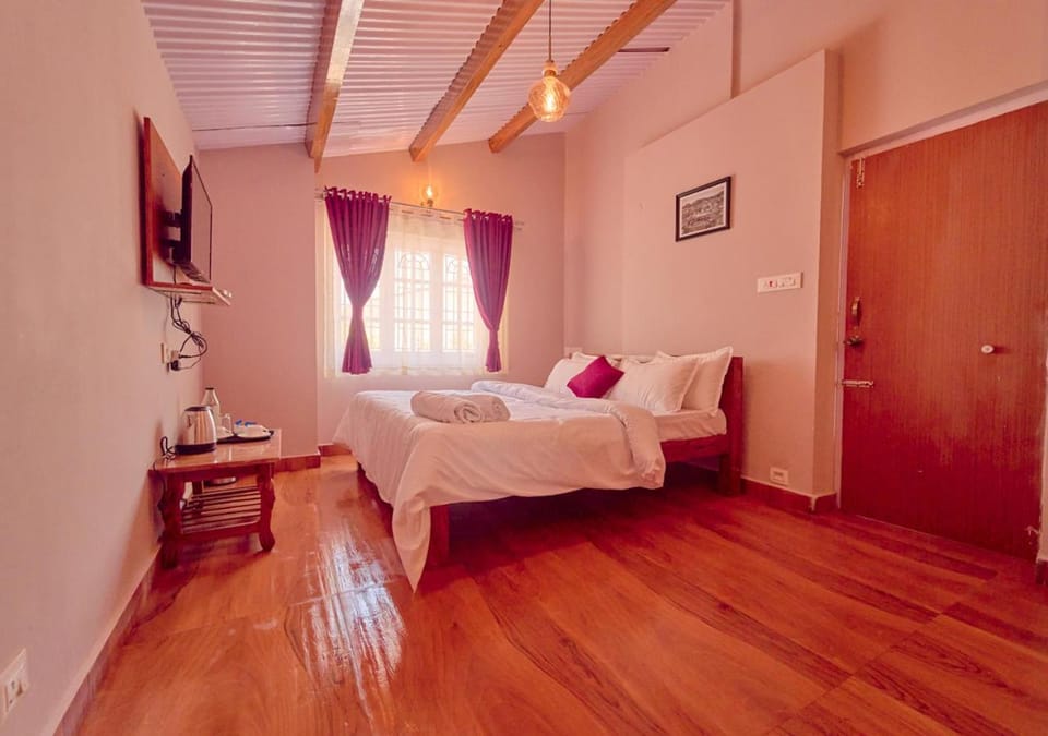 Bed, TV and multimedia, Photo of the whole room, Bedroom, towels, wardrobe