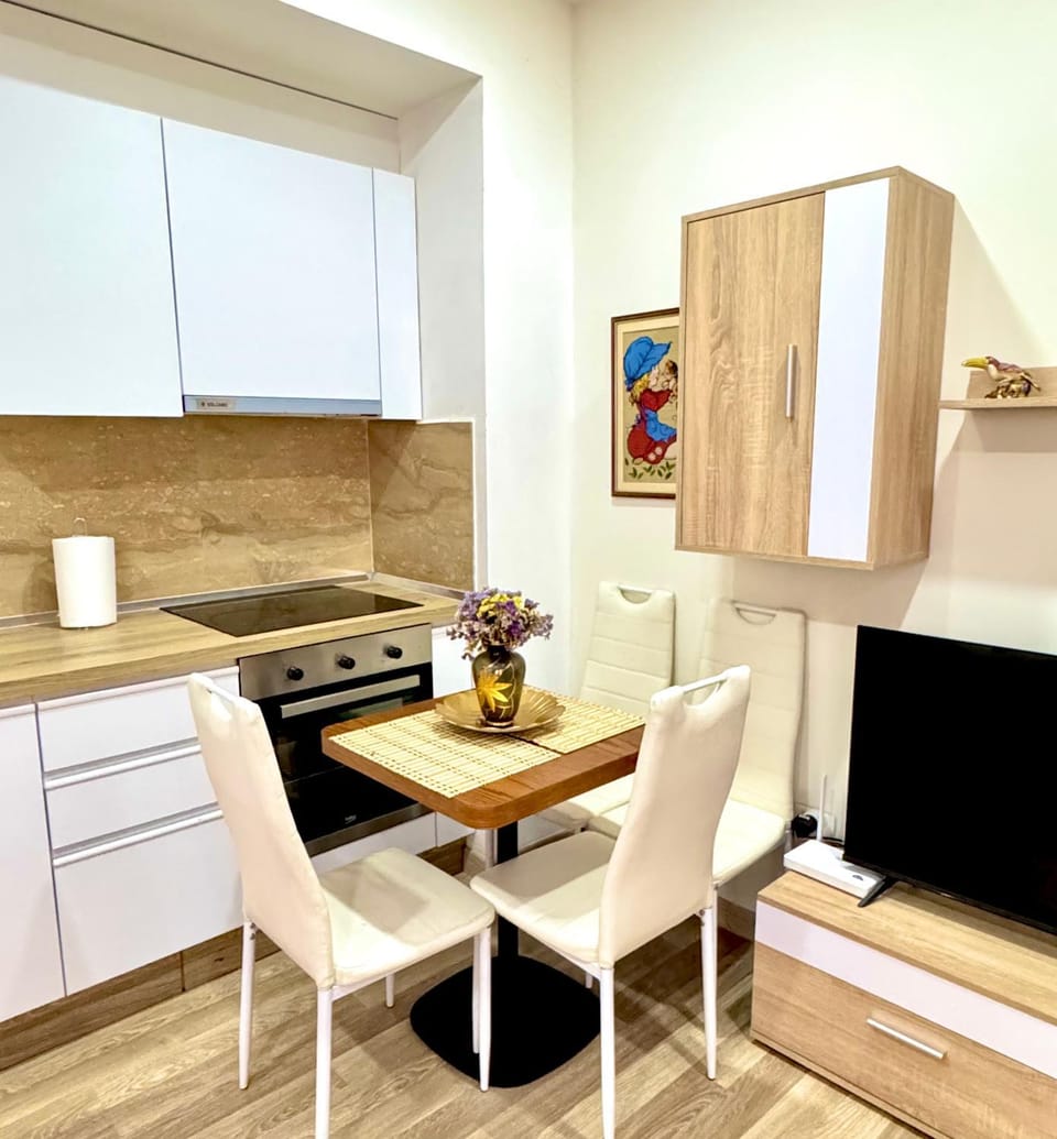 Dining area, kitchen