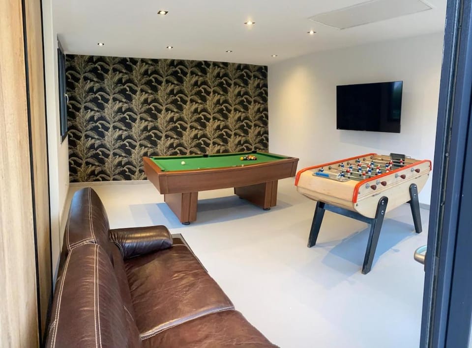 Billiard, Game Room