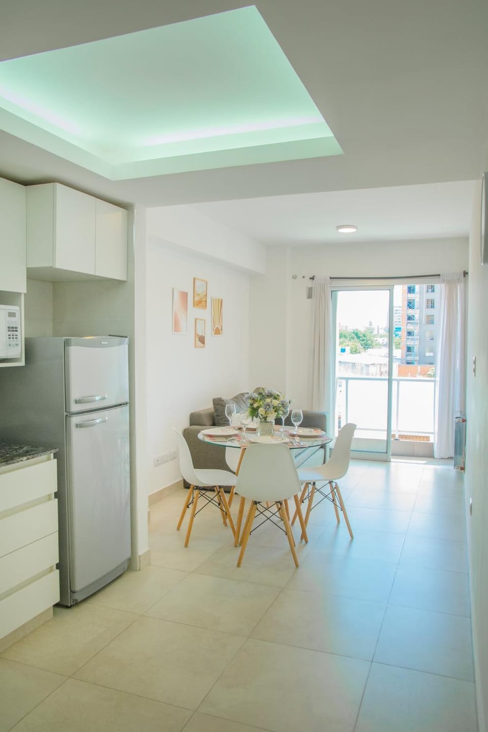 Kitchen or kitchenette, Dining area