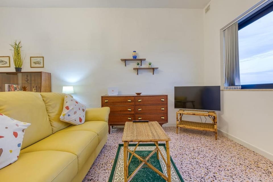 TV and multimedia, Living room, Seating area, Evening entertainment