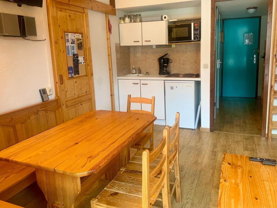 Kitchen or kitchenette, Dining area, stove