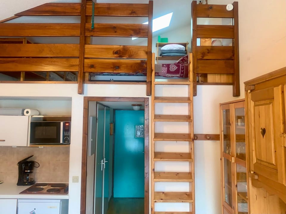 Kitchen or kitchenette, Bedroom