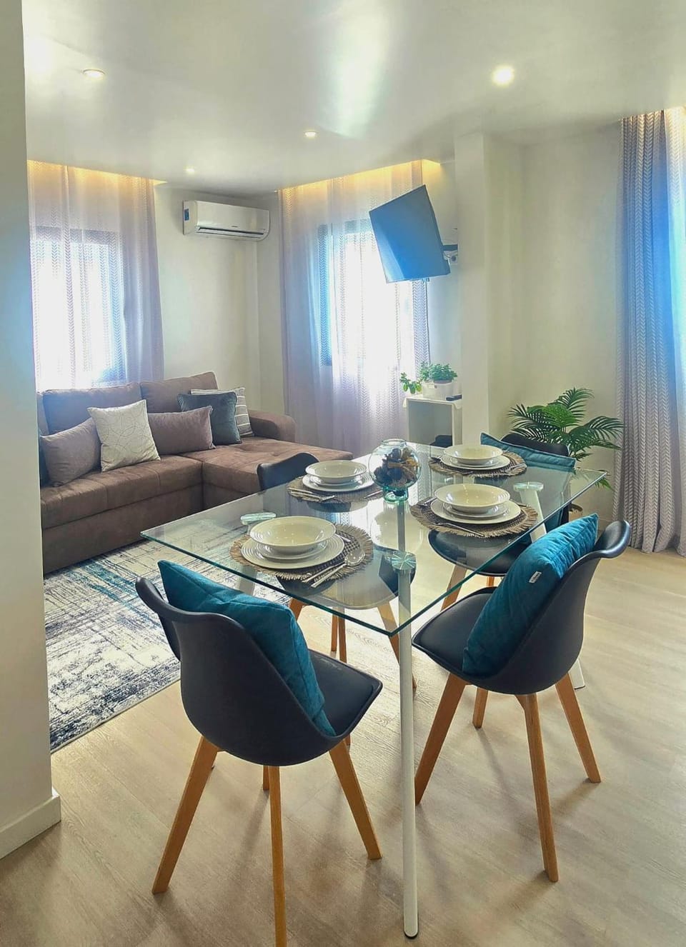 Living room, Seating area, Dining area, air conditioner