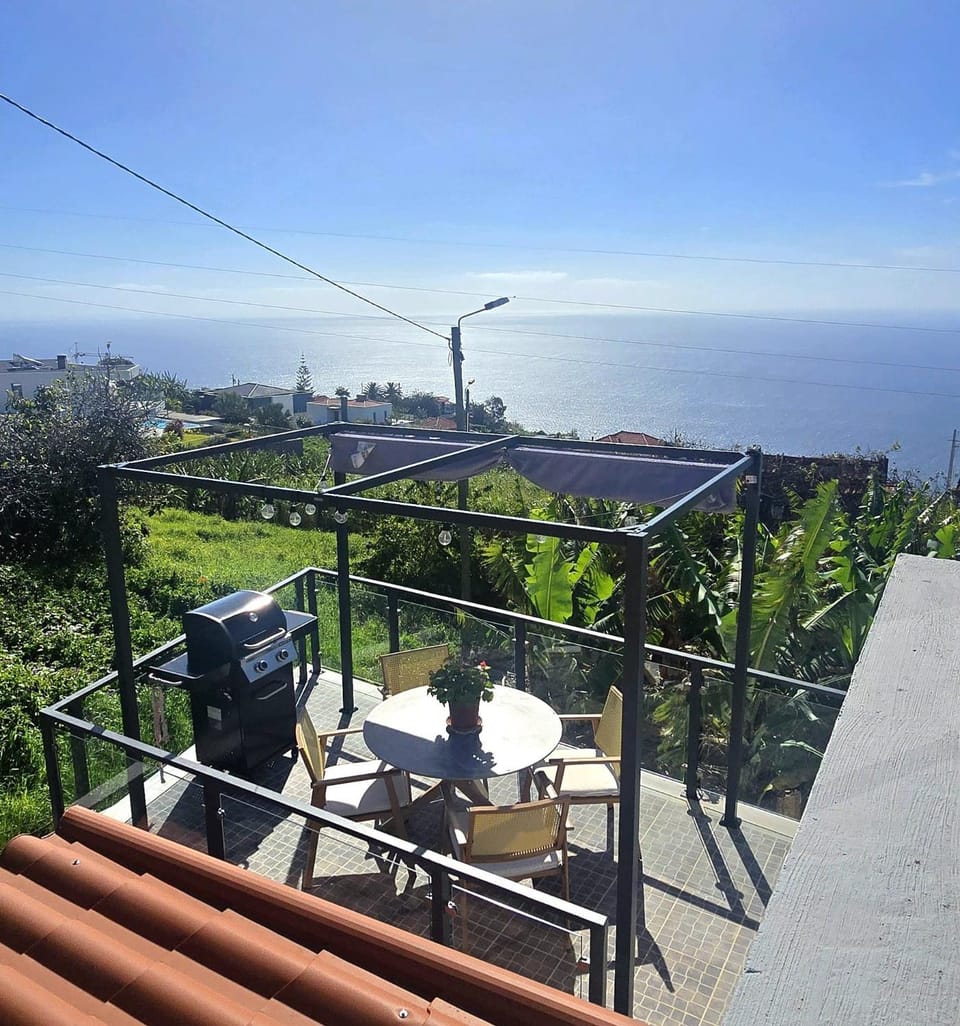 View (from property/room), Balcony/Terrace, Dining area, Sea view