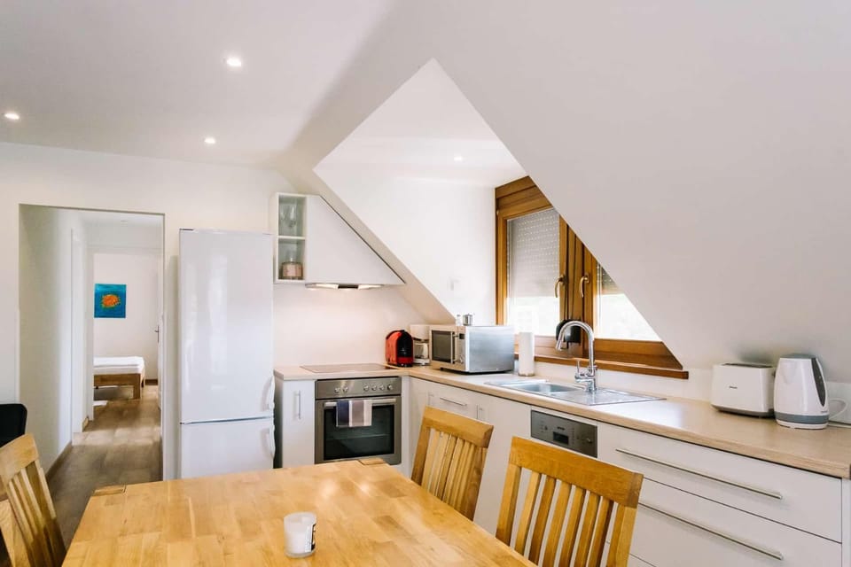 Coffee/tea facilities, Kitchen or kitchenette, Dining area