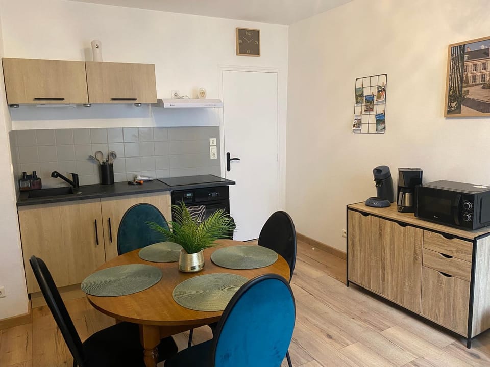 Kitchen or kitchenette, Dining area