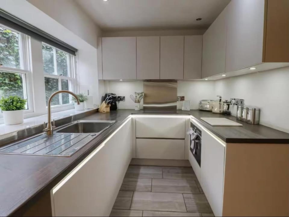 Coffee/tea facilities, Kitchen or kitchenette, dishwasher, stove, toaster