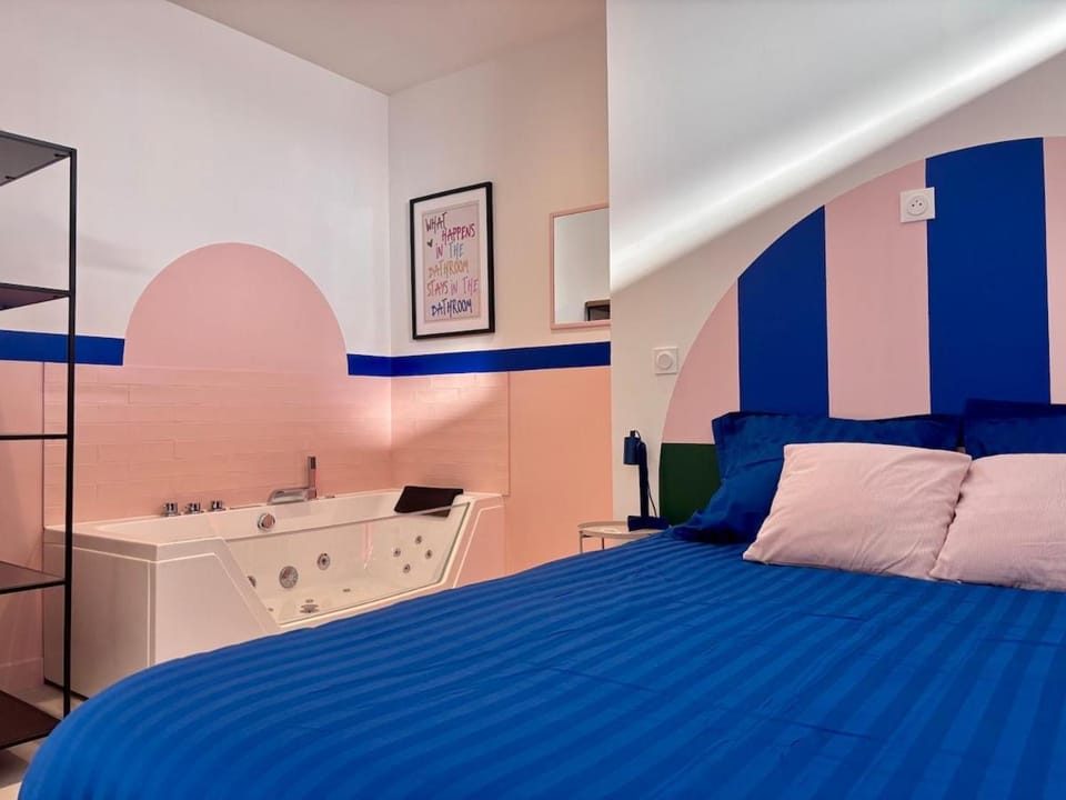 Appartement Thème Années 60' l Baignoire Jets l Clim l Netflix Apartment in Occitanie