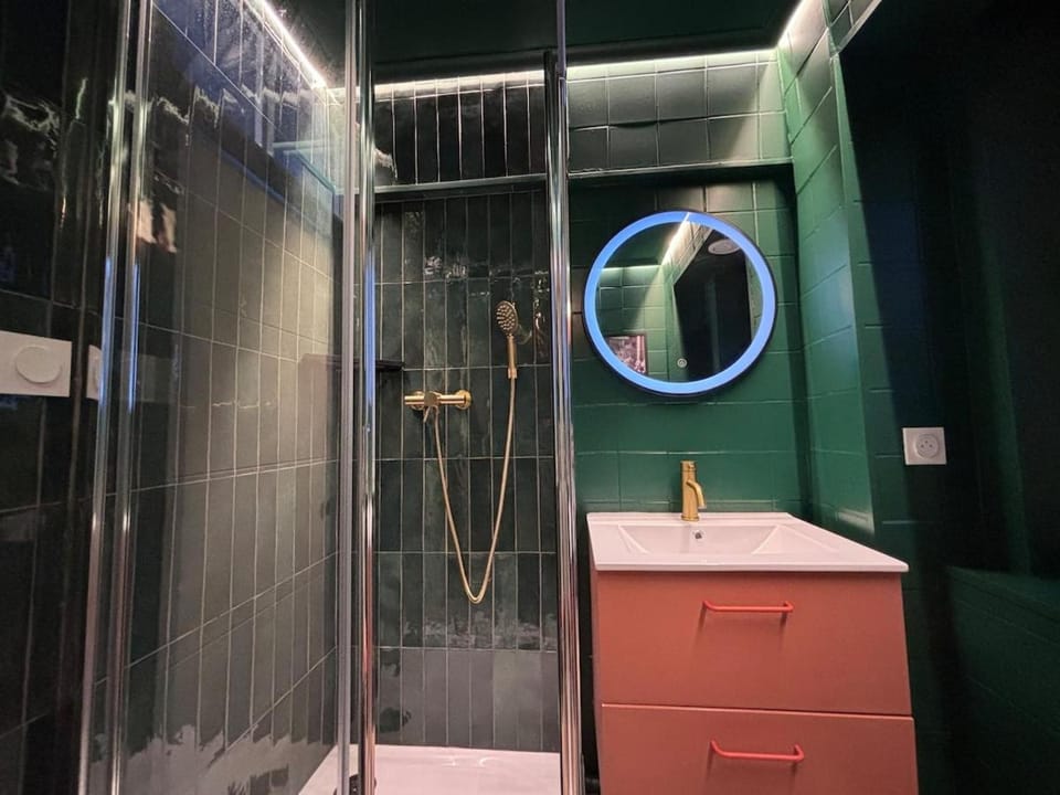 Appartement Thème Années 60' l Baignoire Jets l Clim l Netflix Apartment in Occitanie