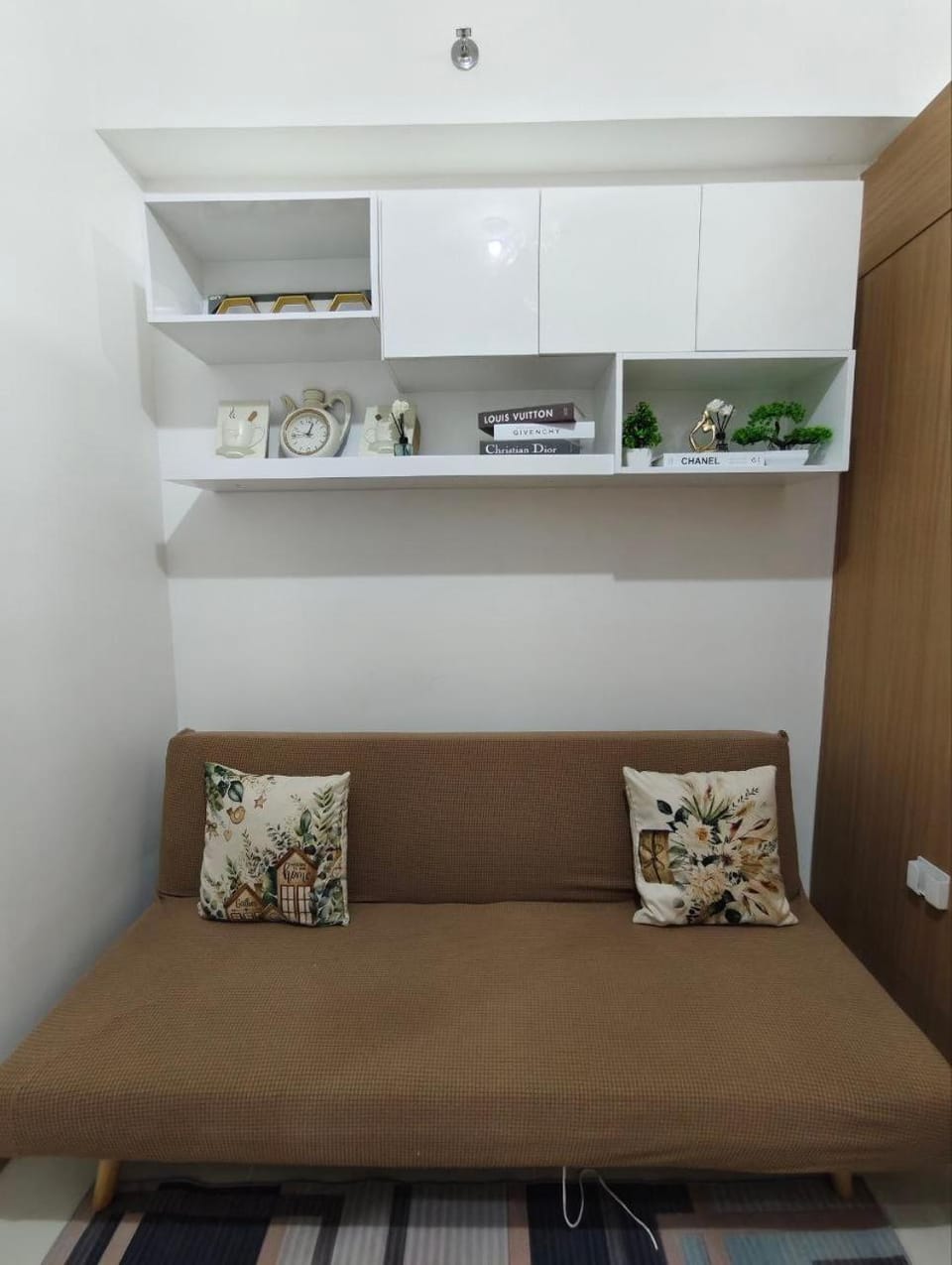 Stylish Condo with City View and Netflix - Pool Access Apartment in Makati