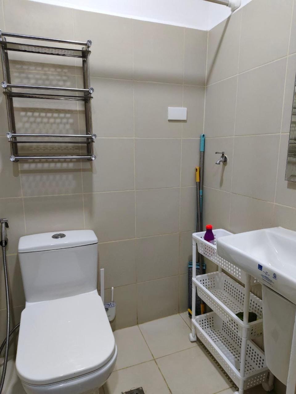 Stylish Condo with City View and Netflix - Pool Access Apartment in Makati