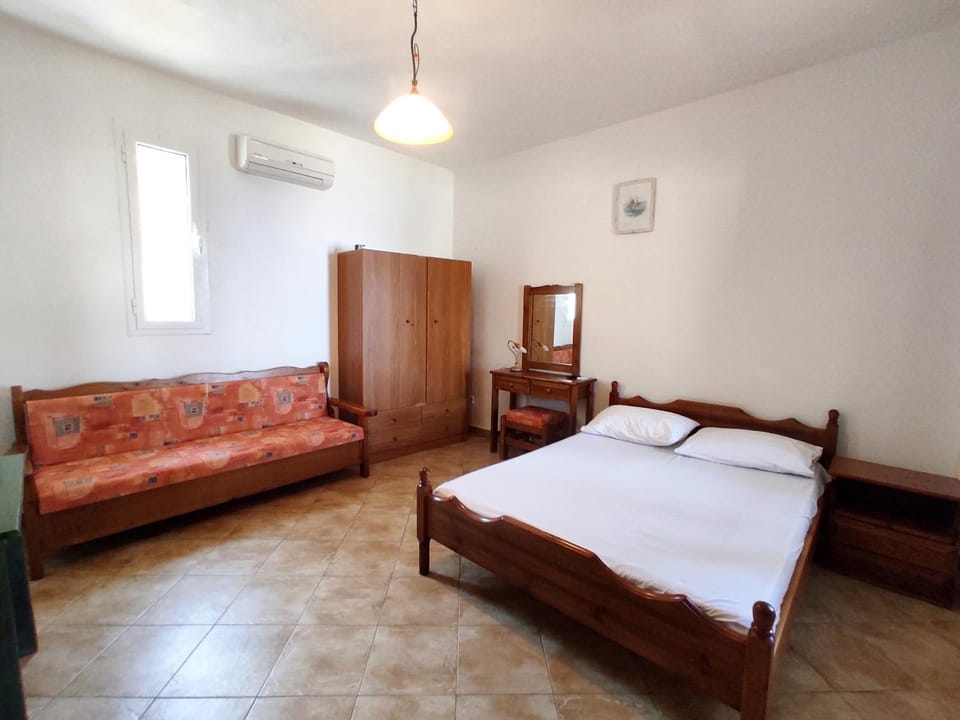 Bed, Photo of the whole room, wardrobe, air conditioner