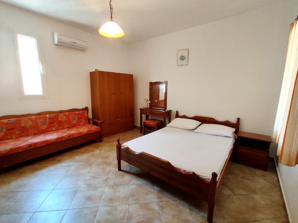 Bed, Photo of the whole room, wardrobe, air conditioner