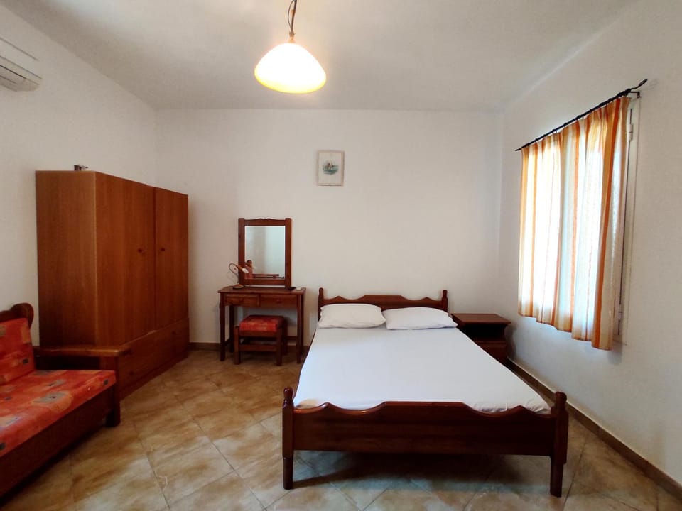 Bed, Photo of the whole room, wardrobe