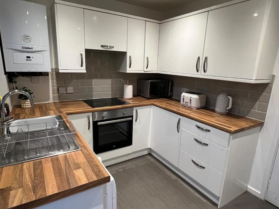 Coffee/tea facilities, Kitchen or kitchenette, dishwasher, oven, stove, toaster