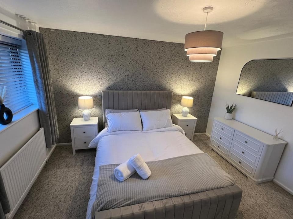 Bed, Photo of the whole room, Bedroom, towels