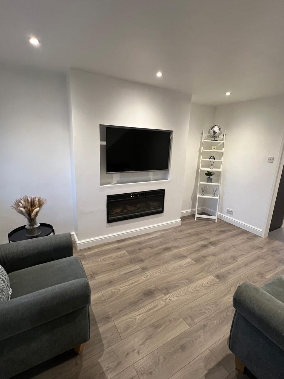 Communal lounge/ TV room, TV and multimedia, Living room, Seating area, Evening entertainment