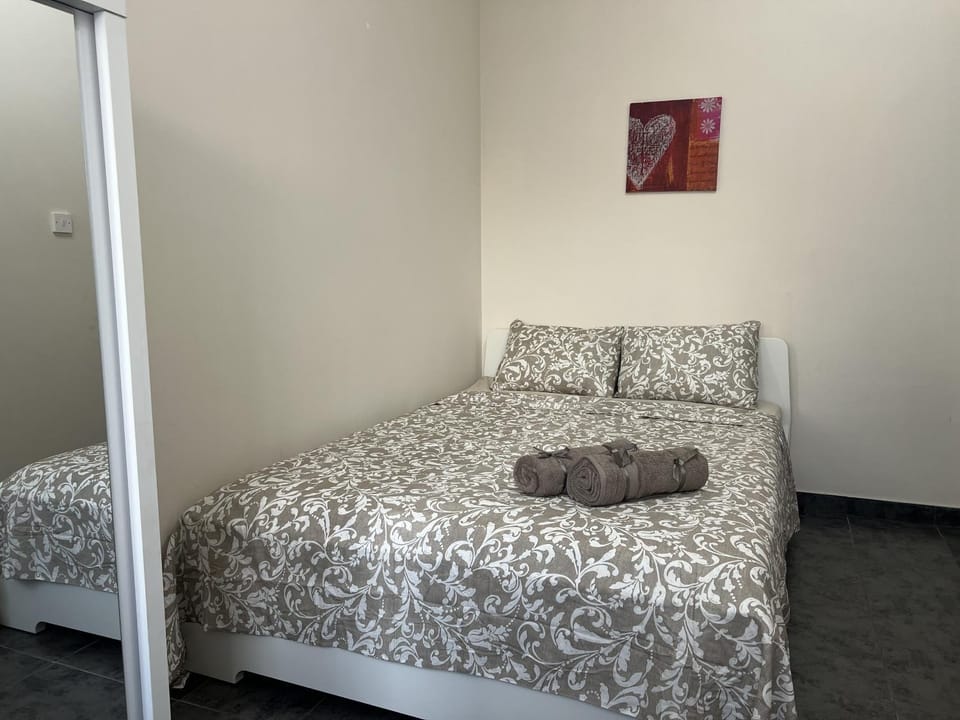 Bed, Photo of the whole room, Bedroom, towels