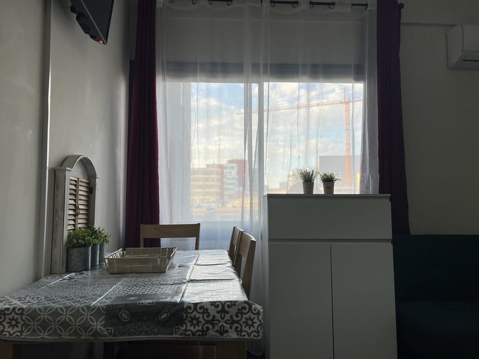 TV and multimedia, Living room, Seating area, Dining area