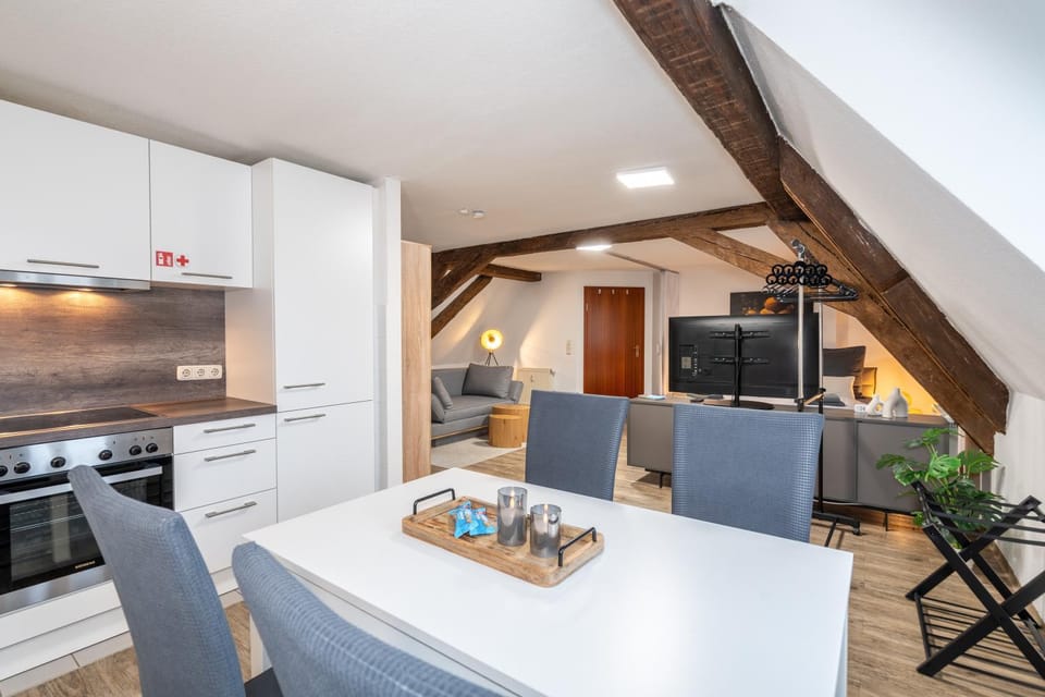 TV and multimedia, Kitchen or kitchenette, Seating area, Dining area, stove
