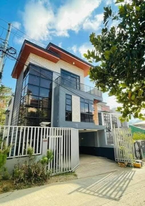 3 Storey Baguio Modern Transient House by DeiGratia House in Baguio