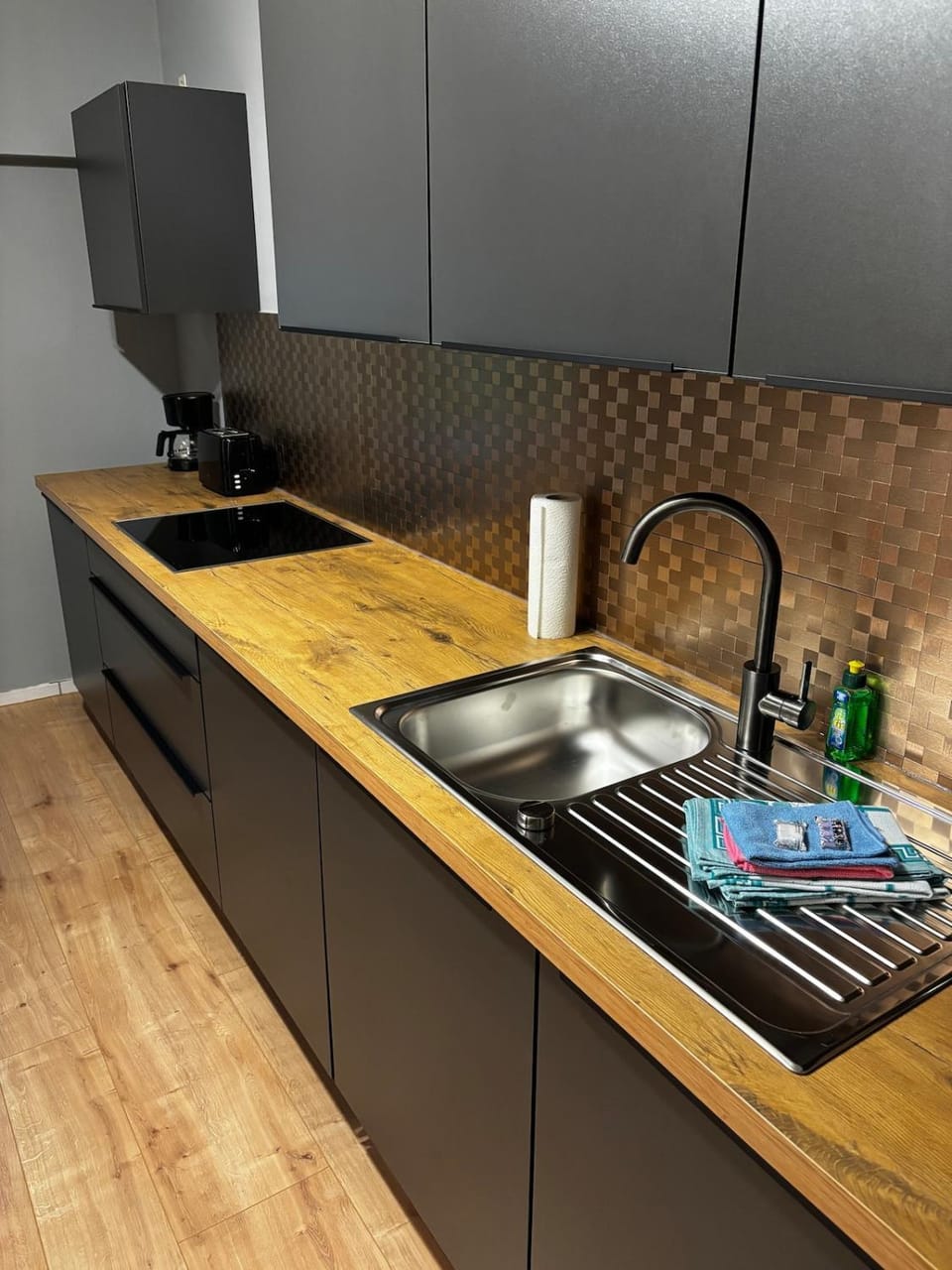 Coffee/tea facilities, Kitchen or kitchenette, stove