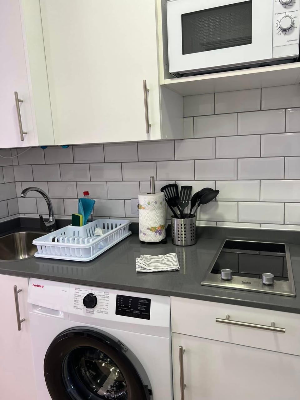 Kitchen or kitchenette, stove, washing machine